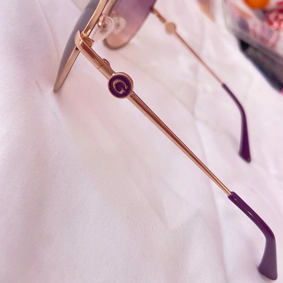 GUESS Classic-Shaped Purple Tinted Gold-Framed Aviator Sunglasses - Picture 2 of 5